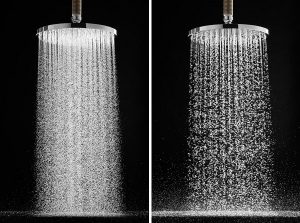 Das leistet eine gute Wellness-Dusche: unterschiedliche Strahlarten für jeden Duschtyp. Links der PowderRain Strahl, rechts der Raindance Air Strahl. Foto: hansgrohe.