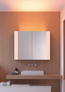 Mit dem rc40 Spiegelschrank bietet Burgbad ein Produkt, mit dem sich die komplette Lichtplanung für den gesamten Raum realisieren lässt. Foto: Burgbad