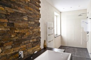 Badezimmer in Schwarz und Weiß mit Naturstil