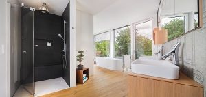 Große Fenster ermöglichen Helligkeit im Japan-Bad