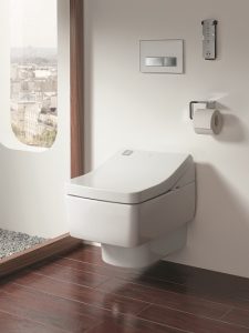 Toilettenpapier dient bei einem Dusch-WC nur noch zum Trockentupfen, falls keine Warmlufttrocknung vorhanden ist. Foto: Toto