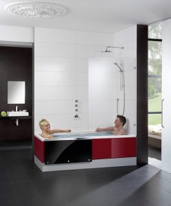 Eine Badewanne mit Vollausstattung: Tür zum bequemen Einstieg, extra Duschbereich und Platz für zwei. Foto: Repabad